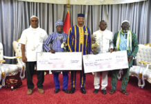 SIAO 2024 : des lauréats présentent leurs trophées au président de l’ALT