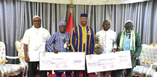 SIAO 2024 : des lauréats présentent leurs trophées au président de l’ALT