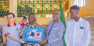 Université Thomas-Sankara : la mission médicale chinoise fait don de matériel médical