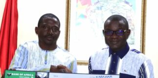 Fonds de Soutien Patriotique : l’association des ingénieurs des mines du Burkina offre un chèque de 1 million de francs CFA