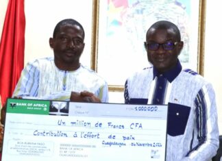 Fonds de Soutien Patriotique : l’association des ingénieurs des mines du Burkina offre un chèque de 1 million de francs CFA