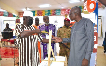 SIAO 2024: le général Kassoum Coulibaly découvre des œuvres primées