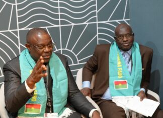 COP 16 à Riyad:Le ministre Nigérien de l’Environnement Abdoulaye Maizama visite le stand du Burkina