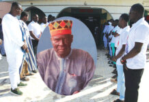 Inhumation de Gomiss Naaba : Une délégation gouvernementale a présenté les condoléances de l’Exécutif burkinabè, à la famille de Gomiss Naaba, décédé deux jours plus tôt dans ladite ville.Une délégation gouvernementale a présenté, le jeudi 19 décembre 2024, à Tenkodogo, les condoléances de l’Exécutif burkinabè