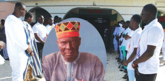 Inhumation de Gomiss Naaba : Une délégation gouvernementale a présenté les condoléances de l’Exécutif burkinabè, à la famille de Gomiss Naaba, décédé deux jours plus tôt dans ladite ville.Une délégation gouvernementale a présenté, le jeudi 19 décembre 2024, à Tenkodogo, les condoléances de l’Exécutif burkinabè