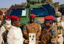 Lutte contre le terrorisme : de nouveaux engins logistiques et de combat remis à l’armée