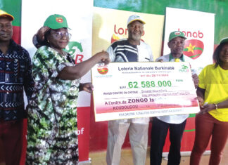 LONAB : Issaka Zongo reçoit son chèque de 62 588 000 F CFA