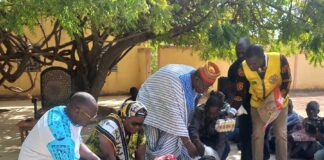 Arbre de Noël : les Rotary Clubs Ouagadougou Savane et Yenenga offrent des vivres aux personnes démunies