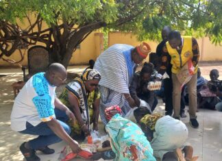 Arbre de Noël : les Rotary Clubs Ouagadougou Savane et Yenenga offrent des vivres aux personnes démunies
