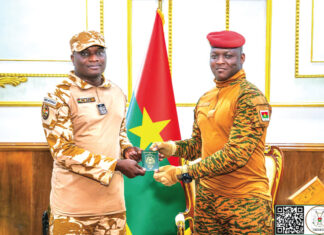 Espace AES : le Président du Faso tient son passeport biométrique