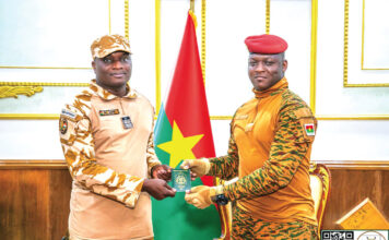 Espace AES : le Président du Faso tient son passeport biométrique