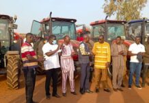 Le Gouvernement renforce les capacités de la SN-SOSUCO avec sept tracteurs flambant neufs