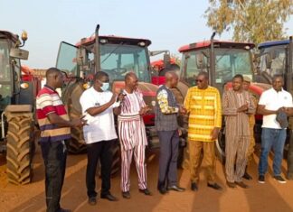 Le Gouvernement renforce les capacités de la SN-SOSUCO avec sept tracteurs flambant neufs