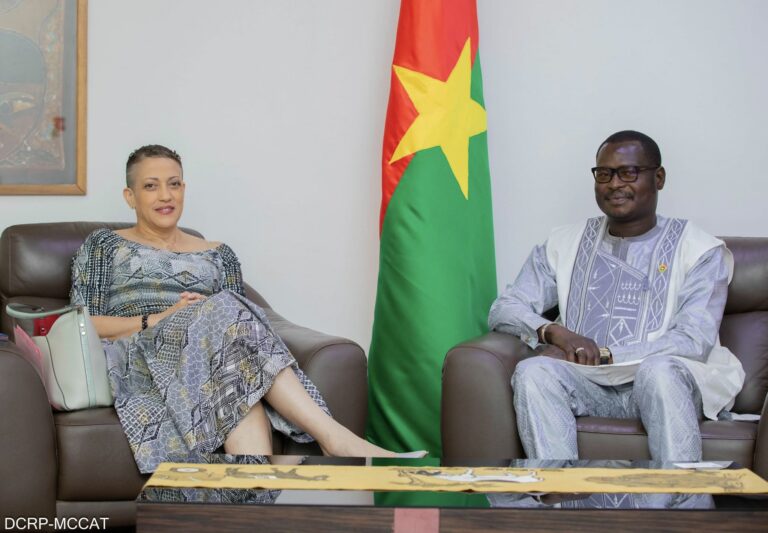 Carnet d&rsquo;audience: Le Ministre en charge de la Communication a reçu l&rsquo;Ambassadrice de Cuba au Burkina Faso