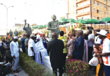 Dévoilement de la statue de Roger Gnoan M’Bala : le réalisateur ivoirien immortalisé à la Colonne des Etalons d’or de Yennenga