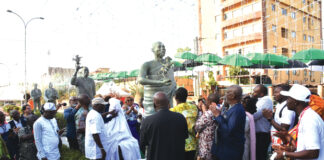 Dévoilement de la statue de Roger Gnoan M’Bala : le réalisateur ivoirien immortalisé à la Colonne des Etalons d’or de Yennenga
