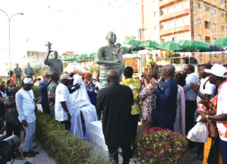 Dévoilement de la statue de Roger Gnoan M’Bala : le réalisateur ivoirien immortalisé à la Colonne des Etalons d’or de Yennenga