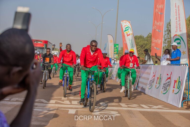 Grand Prix Cycliste RTB: le Ministre Pingdwendé Gilbert OUEDRAOGO donne le coup d&rsquo;envoi de la 1re édition