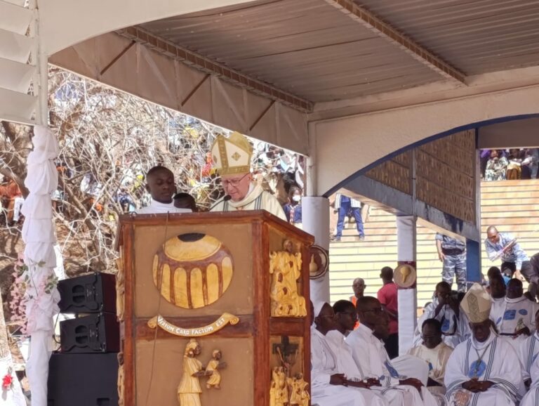 Jubilé des 125 ans de Eglise Catholique au Burkina : le secrétaire d’État du Vatican, le Cardinal Pietro Parolin et des fidèles catholiques ont célébré l’eucharistie à Yagma
