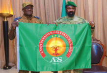 Espace AES: le drapeau de la confédération présenté au Président Assimi Goïta