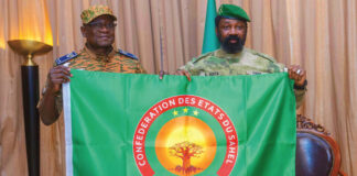 Espace AES: le drapeau de la confédération présenté au Président Assimi Goïta