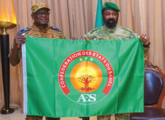 Espace AES: le drapeau de la confédération présenté au Président Assimi Goïta