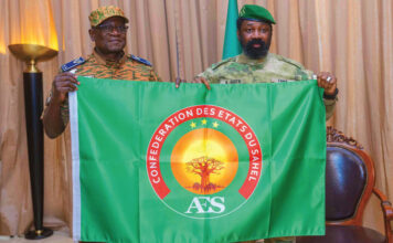 Espace AES: le drapeau de la confédération présenté au Président Assimi Goïta