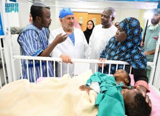 Coopération : Des jumeaux siamois burkinabè subissent une opération de séparation à Riyad