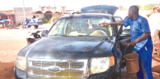 Lavage autos-motos à Bobo-Dioulasso: un métier du secteur informel en pleine croissance