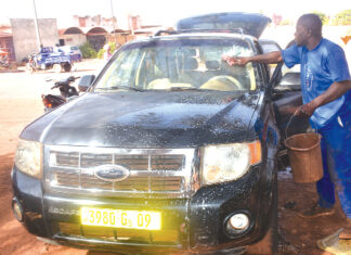 Lavage autos-motos à Bobo-Dioulasso: un métier du secteur informel en pleine croissance