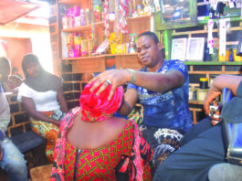 Tatouage-manucure-pédicure-coiffure: les hommes réinventent les métiers de beauté à Bobo-Dioulasso
