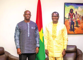 Conférence des ambassadeurs des pays de la Confédération AES : le ministre Gilbert Ouédraogo échange avec l’ambassadeur du Burkina au Vatican