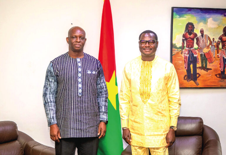 Conférence des ambassadeurs des pays  de la Confédération AES : le ministre Gilbert Ouédraogo échange avec l’ambassadeur du Burkina au Vatican