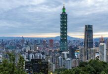 Wang Yi répond à la presse au sujet de la question de Taiwan