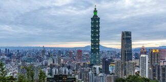 Wang Yi répond à la presse au sujet de la question de Taiwan