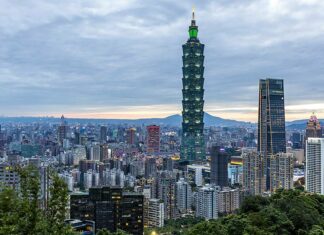 Wang Yi répond à la presse au sujet de la question de Taiwan