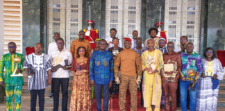 29e édition du FESPACO : les lauréats burkinabè présentent leurs trophées au chef de l’Etat