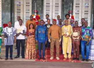 29e édition du FESPACO : les lauréats burkinabè présentent leurs trophées au chef de l’Etat