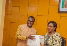 Collecte d’archives et d’artéfacts : remise des archives diplomatiques du mémorial Thomas Sankara