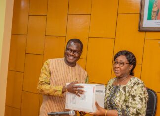 Collecte d’archives et d’artéfacts : remise des archives diplomatiques du mémorial Thomas Sankara