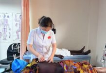 Prévention et traitement des lombalgies (Yang Jiangxia, membre de la sixième mission médicale au Burkina Faso)