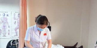 Prévention et traitement des lombalgies (Yang Jiangxia, membre de la sixième mission médicale au Burkina Faso)