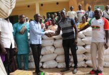 Tenkodogo: la veille citoyenne remet des vivres au 61e RIC