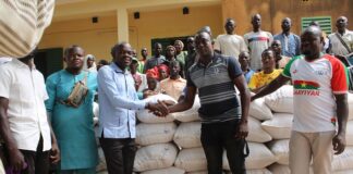 Tenkodogo: la veille citoyenne remet des vivres au 61e RIC