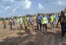 Le ministre Ismaël Sombié sur le site du futur barrage de Diarradougou.