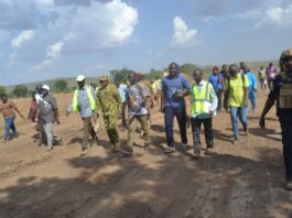 Le ministre Ismaël Sombié sur le site du futur barrage de Diarradougou.