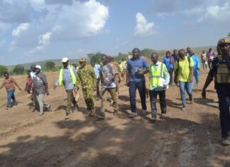 Le ministre Ismaël Sombié sur le site du futur barrage de Diarradougou.