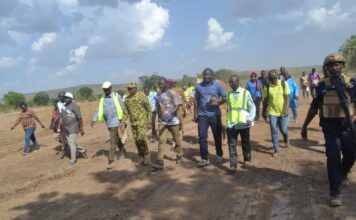 Le ministre Ismaël Sombié sur le site du futur barrage de Diarradougou.