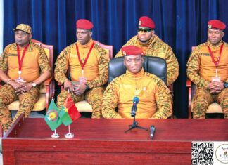Le capitaine Traoré aux étudiants africains : « Apprenez la pratique pour que ça serve à nos pays ! »