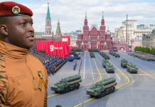 80e anniversaire de la Grande Victoire des Russes : Le Capitaine Ibrahim TRAORÉ assiste à la parade militaire et dépose une gerbe de fleurs sur « La tombe du soldat inconnu »
